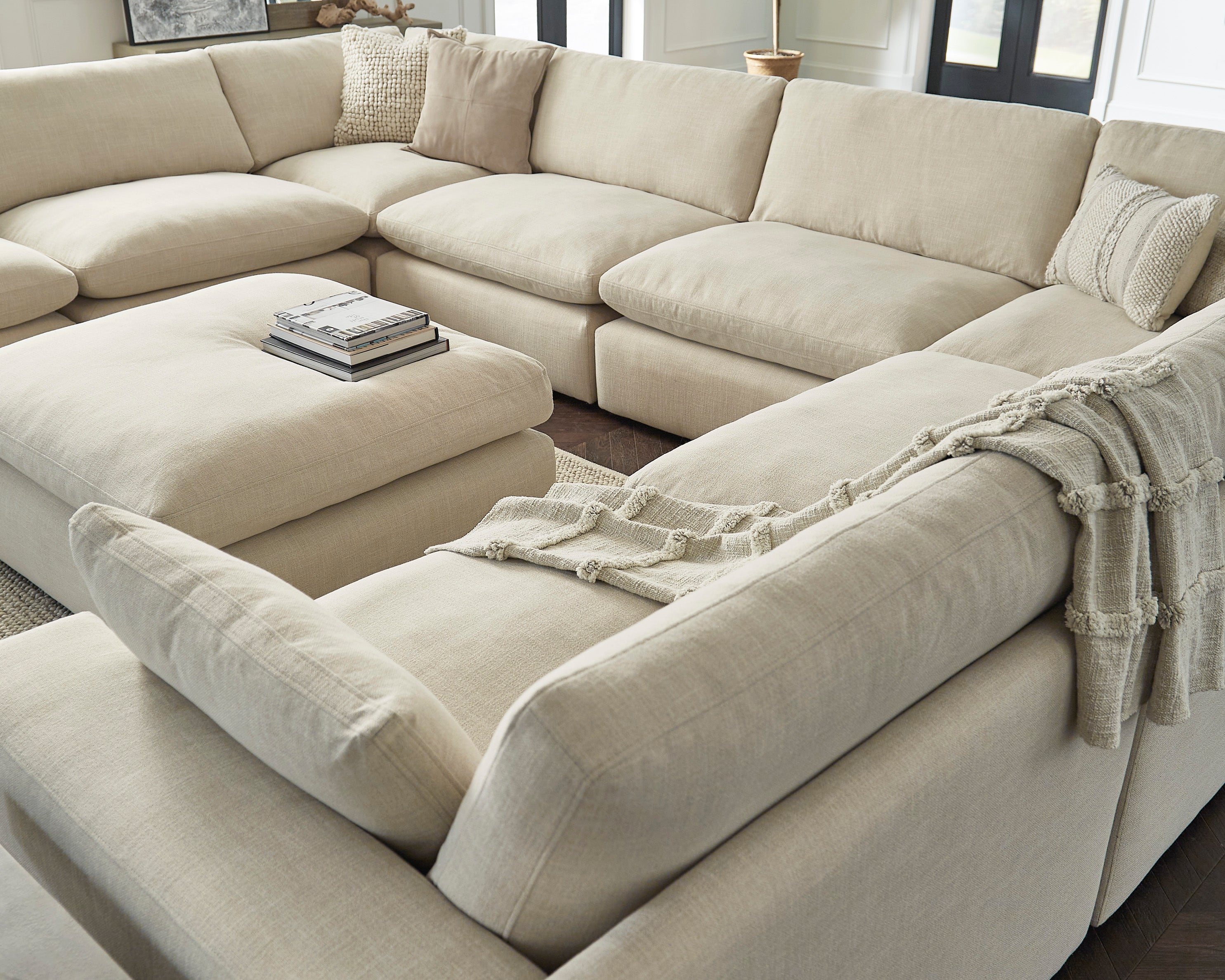 Elyza 4-5 Piece Sectional (Customizable)