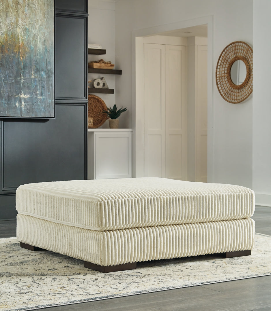 Lindyn 2-4 Piece Sectional (Customizable)