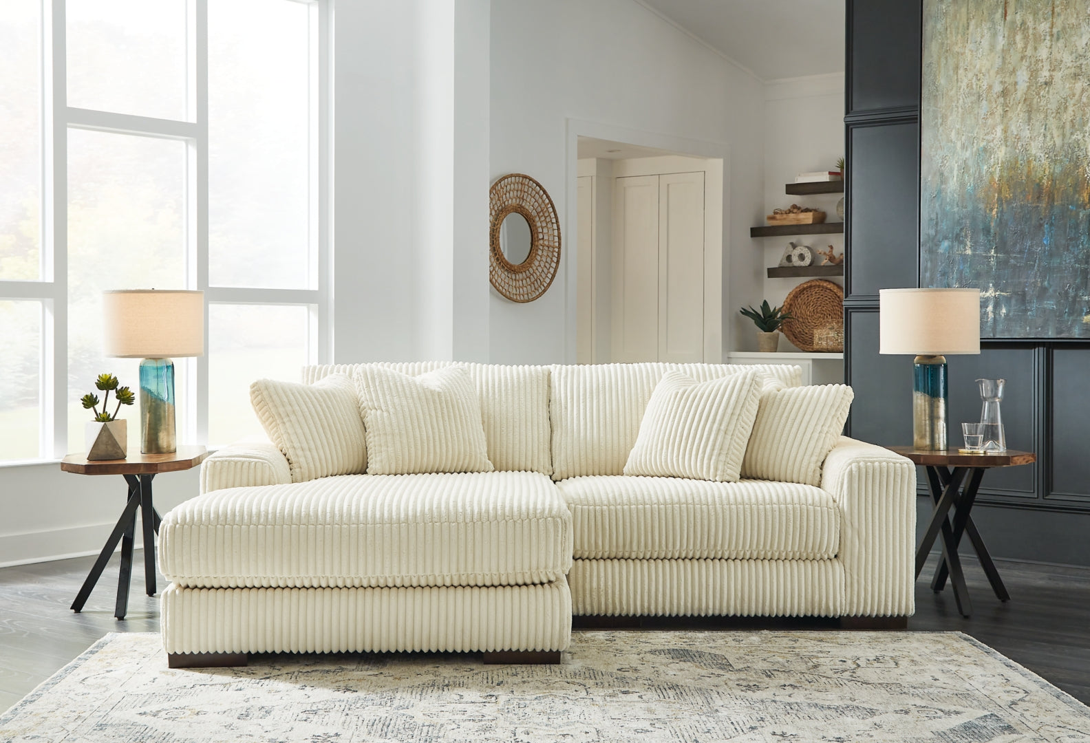 Lindyn 2-4 Piece Sectional (Customizable)